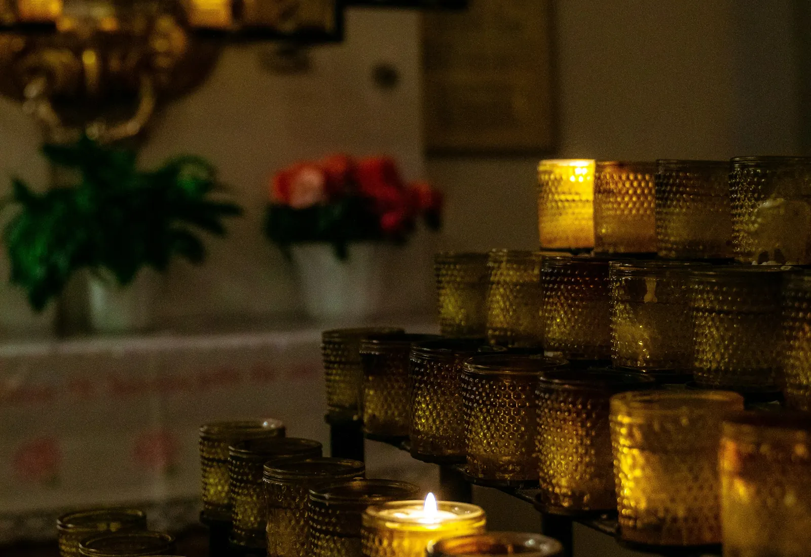 Cierges d’église dans une lumière calme et apaisée
