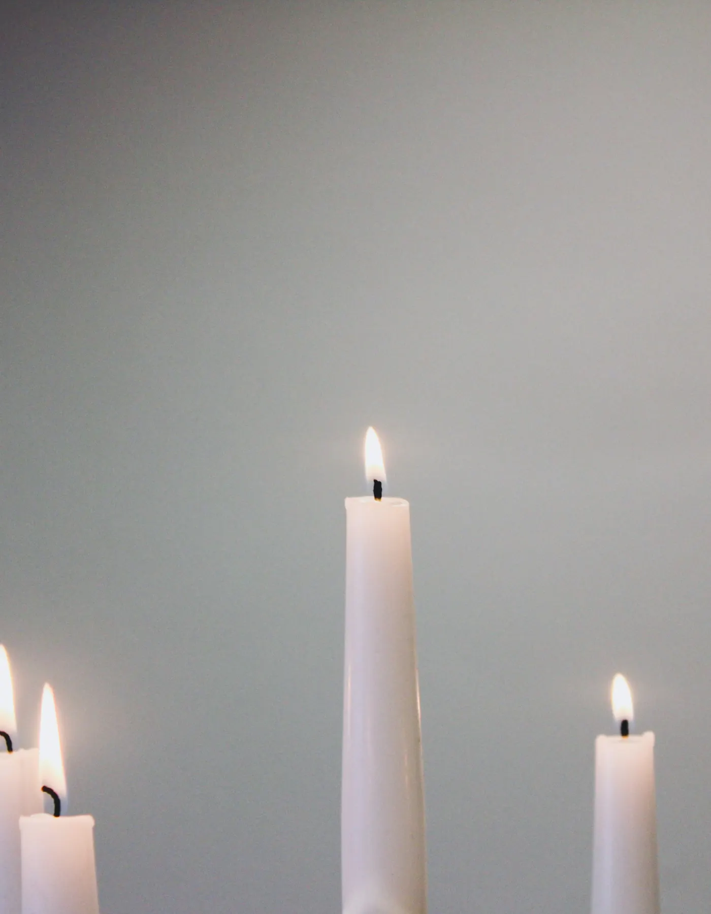 Cierges blancs et lumière douce pour baptême élégant