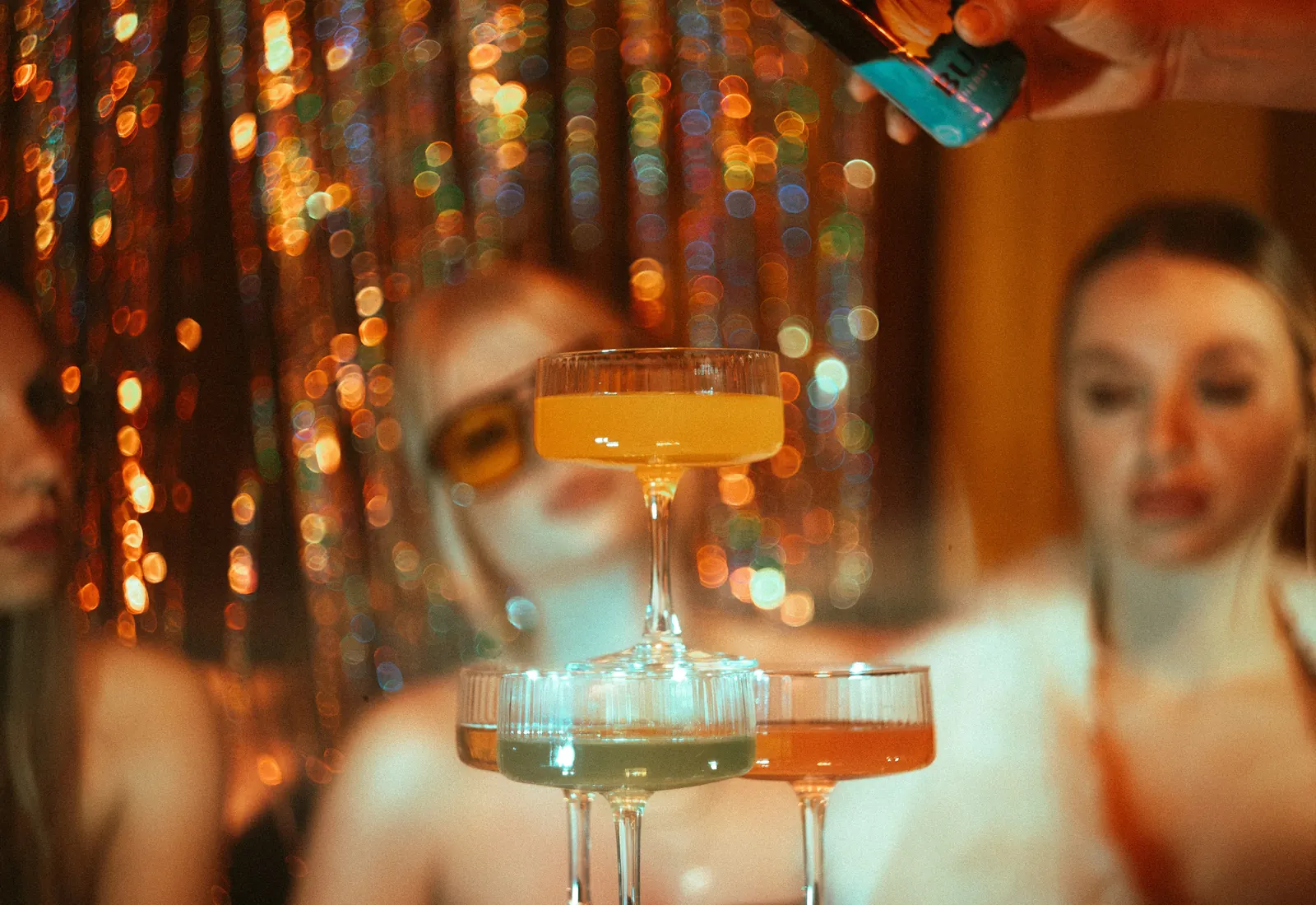 Champagne et convives dans une ambiance festive premium